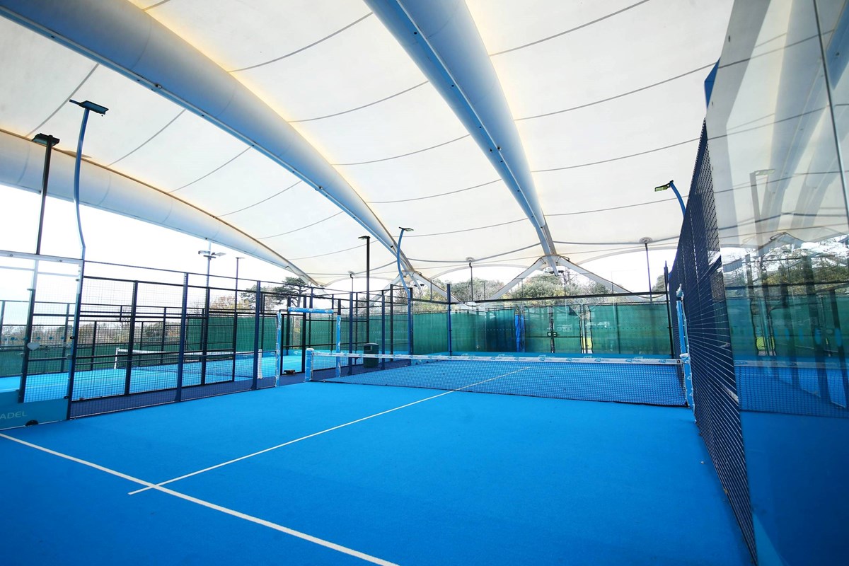 General view of a padel court